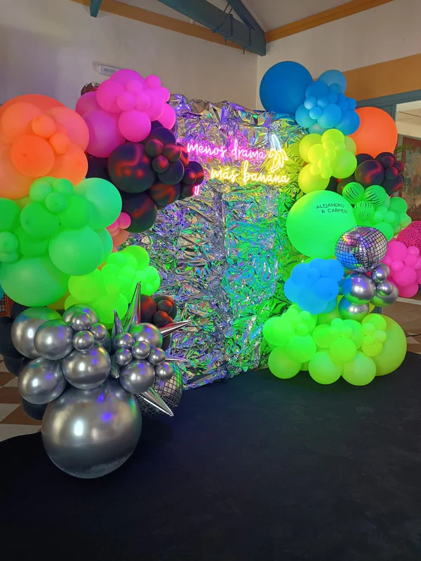 Decoración de celebración con globos de neón.