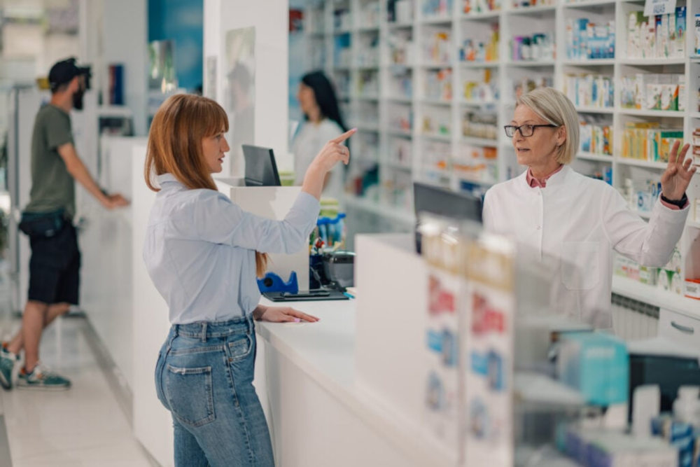 farmaceutico atendiendo a una mujer